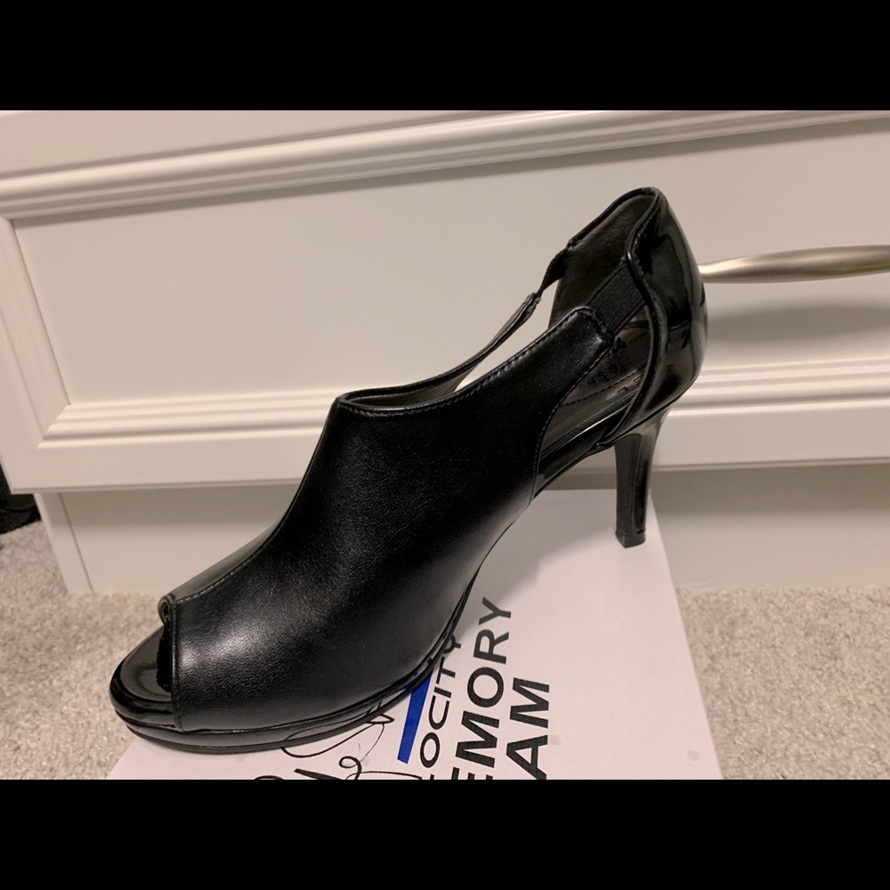 Life Stride Peep Toe Sandals